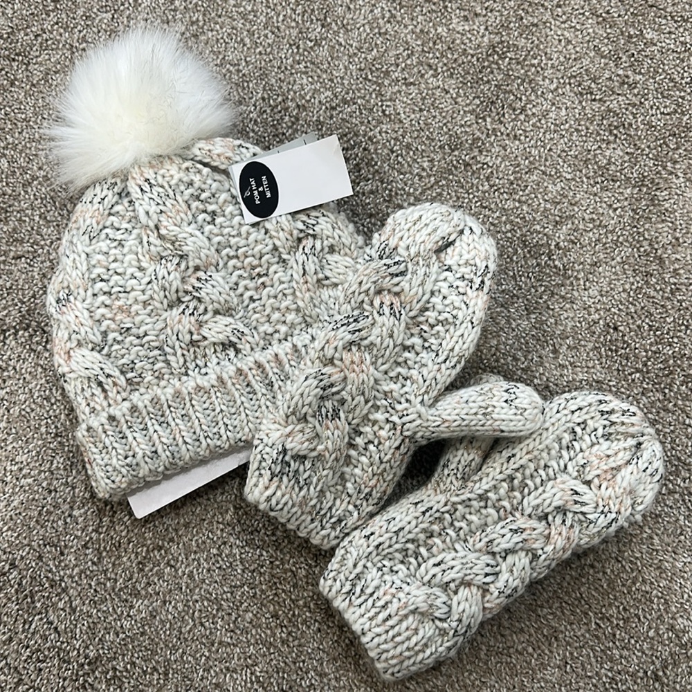 Women's knitted beanie & mittens